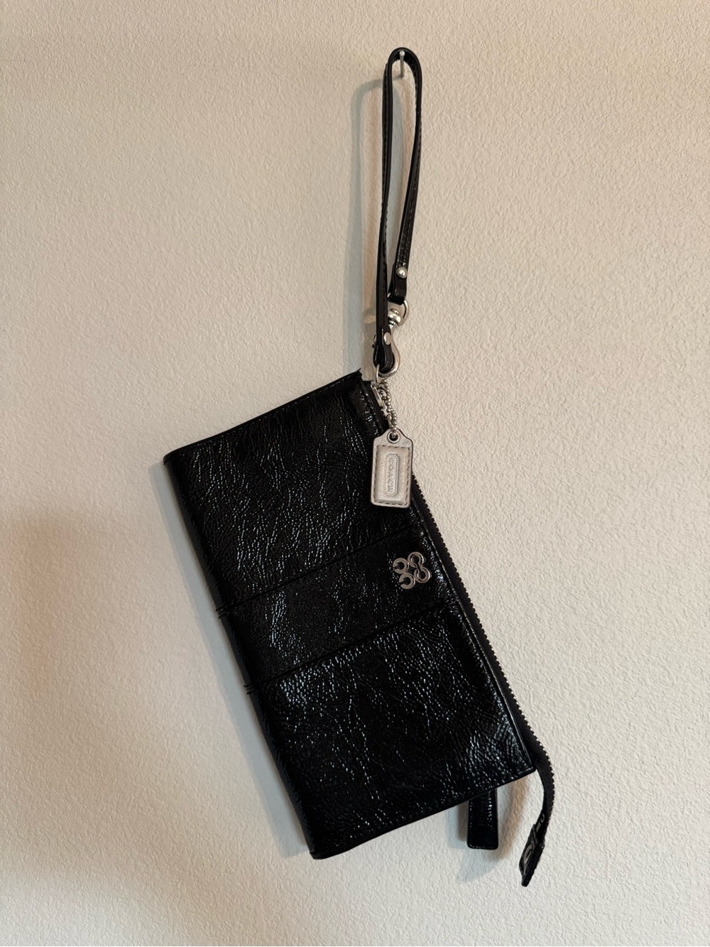 Y2K Coach Black Pink Crinkle Patent Leather Wristlet Wallet Zip Clutch Logo
